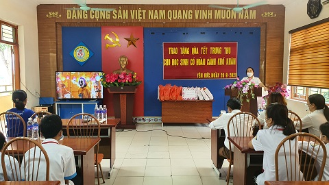 Cô Hiệu trưởng phát biểu động viên và chia sẻ cùng các em học sinh có hoàn cảnh khó khăn