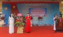 phụ huynh trưởng tặng hoa.jpg - 