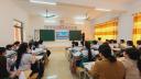 từ dưới lên- cô ngọc ghi bảng.jpg - 