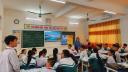 từ dưới lên- hs trả lời cô lan.jpg - 