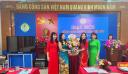đc oanh tặng hoa BCH mới.jpg - 
