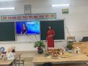 Cô Hiền giảng trên bảng.jpg - 