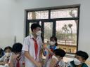 Học sinh các nhóm phỏng vấn nhau.jpg - 