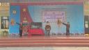 7B2 sân khấu hóa- 2 cờ mở màn.jpg - 