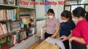 BGK kiểm tra sổ theo dõi mượn sách của lớp 9D2.jpg - 