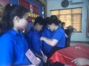 Đeo huy hiệu Đoàn cho Đoàn viên mới.jpg - 