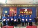 Trao sổ đoàn viên cho Đoàn viên mới.jpg - 