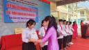 HT tặng giấy khen cho hs.jpg - 