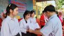 Lãnh đạo xã tặng giấy khen hs.jpg - 