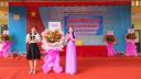 phụ huynh trưởng tặng hoa.jpg - 