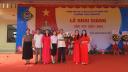 Lãnh đạo 5 thôn tặng hoa.jpg - 