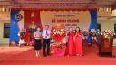 Lãnh đạo xã tặng hoa chúc mừng.jpg - 