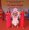 Phụ huynh trưởng tặng hoa.jpg - 