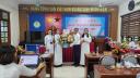 Lãnh đạo Phòng GD tặng hoa.jpg - 
