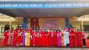 Đại biểu và GV lưu niệm.jpg - 