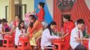 Các con rửa tay cho mẹ.jpg - 