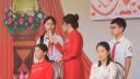 Cô TX và hs nữ lơps 8C2.jpg - 