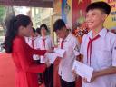 Hs Lâm 7B1 nhận thưởng.jpg - 