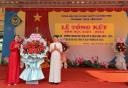 Phụ huynh trưởng tặng hoa.jpg - 