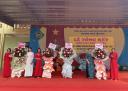 phụ huynh trưởng các lớp tặng hoa.jpg - 