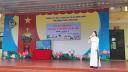 Cô Tú Anh thuyết trình trên sân khấu.jpg - 