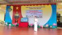 Cô Thảo thuyết trình trên sân khấu.jpg - 