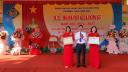 2 cô ngọc và lan nhận giấy khen.jpg - 