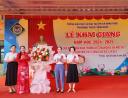 Chi hội trưởng 4 khối tặng hoa.jpg - 