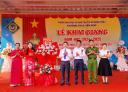 lãnh đạo xã tặng hoa.jpg - 