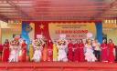 phụ huynh trưởng các lớp tặng hoa.jpg - 