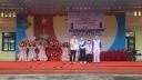 trao 2 phần quà cho hs.jpg - 