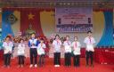 trao 7 phần quà cho hs.jpg - 