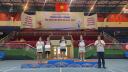 Hs Chi và linh nhận giải.jpg - 
