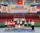 đôi nữ nhận thưởng.jpg - 