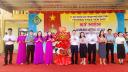 Đại biểu phường tặng hoa.jpg - 