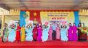 phụ huynh trưởng các lớp tặng hoa.jpg - 