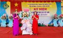 phụ huynh trưởng tặng hoa.jpg - 