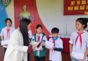 HT tặng quà.jpg - 