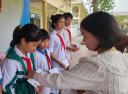 phu huynh trưởng tặng quà.jpg - 
