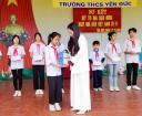 trao vở cho hs thu.jpg - 