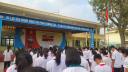 hs cúi đầu mặc niệm.jpg - 