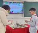 Cô hiền và hs kiểm tiền.jpg - 