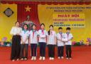 Cô HT trao thưởng đại diện các lớp.jpg - 