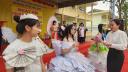 Cô HT trao thưởng cho tiết mục thời trang.jpg - 