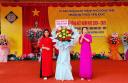 ph trưởng tặng hoa.jpg - 
