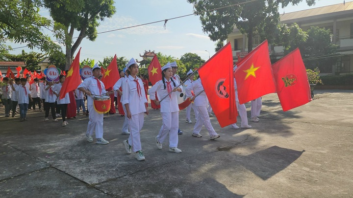 đón hs lớp 6.jpg