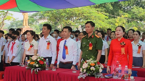 đại biểu chào cờ.jpg