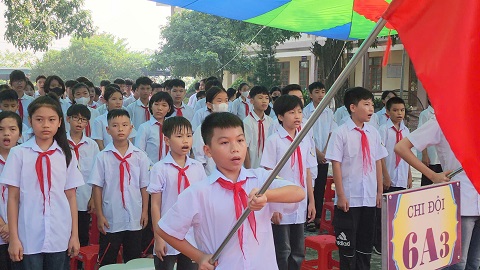 hs hát quốc ca.jpg